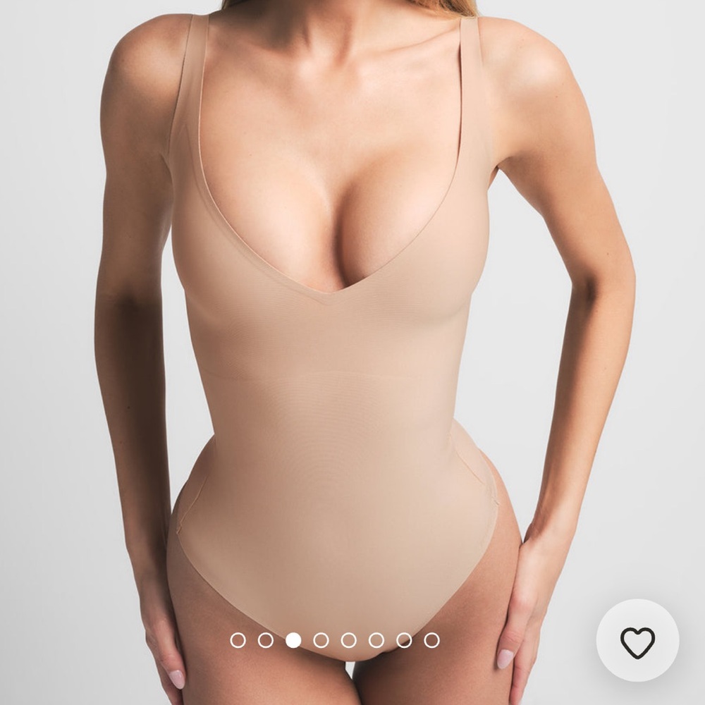 NWT - SKIMS BODY CORE SCULPT PLUNGE THONG
BODYSUIT (Clay XS)